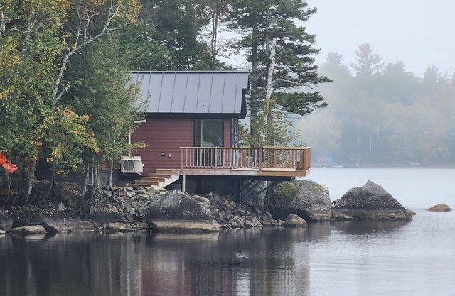 Luxurious and very private lake front cottage