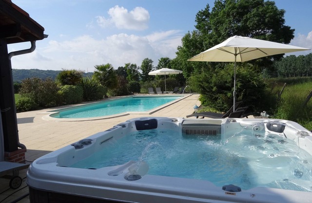 Luxurious, charming detached 4 star tourisme gite with swimming pool& jacuzzi