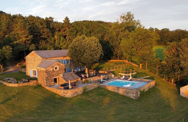 Luxurious Farmhouse: Pool, Terrace, and Scenic Getaway in Saint-Étienne-Lardeyrol