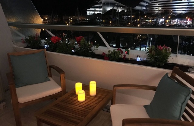 Luxurious 1-bedroom condo, sea views, all amenities