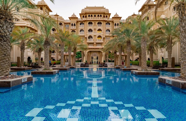 Luxurious 1BR in Palms with Private Beach Access