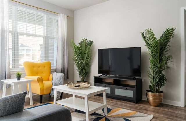 Luxurious 2 BD/2BA -WFH Equipped