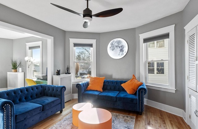 Luxurious 2 BD next to UMass sleep up to 8 with Gym