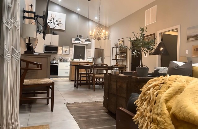 Luxurious 2 Bdrm Creekside Deckhouse Retreat