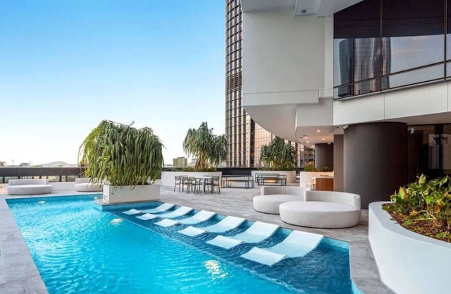 Luxurious 2 Bed Apartment with Pool, Sauna and Gym