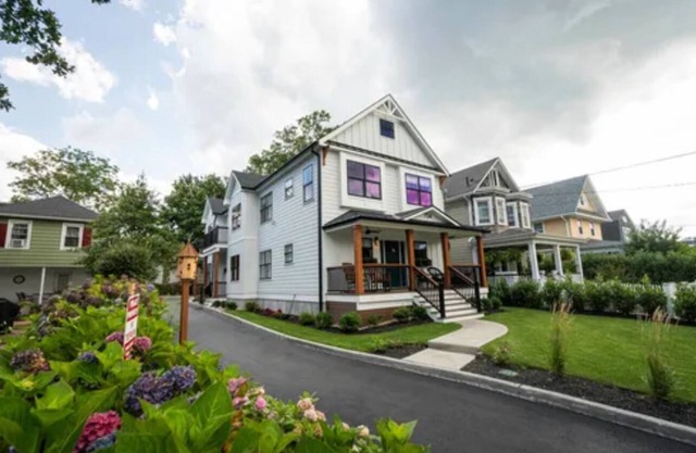 Luxurious 2-bedroom townhome with WiFi, AC in brilliant east side of Asbury Park