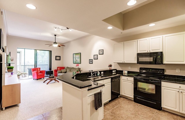 Luxurious 2 bedroom, 2 bath with lanai in Palmetto Cove!