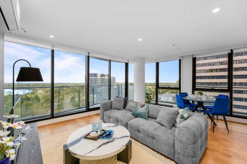 Luxurious 2BR w Panoramic Lake Views & Rooftop Spa