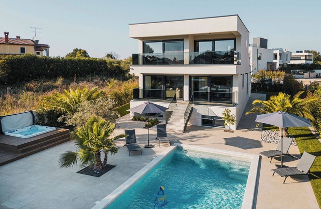Luxurious 3-BR spa villa with heatable pool close to beaches