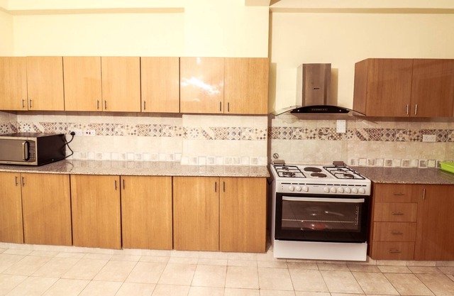 Luxurious 3BR apartment w/pool, gym & fast wifi