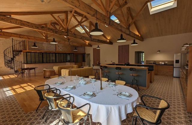 Luxurious 4-Bedroom Apartment with Private Bathrooms, Central Location, and Truffle Experience