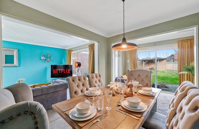 Luxurious 4 bed house Maidstone Home with parking