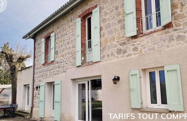 Luxurious 4BR Cottage with Spa, Sauna, and Game Room in Montbrison