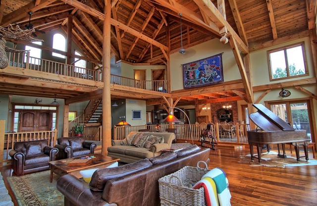 Luxurious 5 bdrm,4 bath farmhouse in Mulmur!4 Season Country Getaway!Swim & Ski!