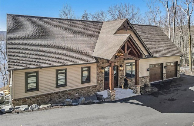 Luxurious 5-bedroom house overlooking Lake Wallenpaupack with AC & WiFi