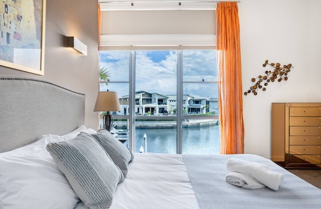 Luxurious 6BR Retreat W/Pool & Port @BiggeraWaters