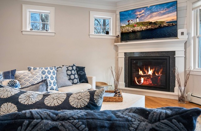 Luxurious 6BR w GuestHouse - FirePit - ChefsKitchen - 5MinsToDockSquare - Slps14