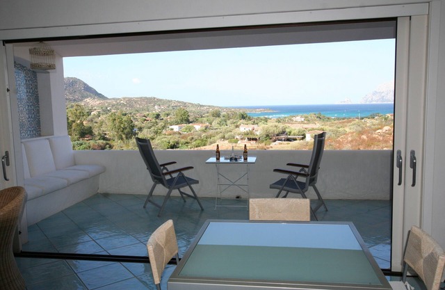 Luxurious and nice apartment 120m2, with magnificent views and direct access to the sea.