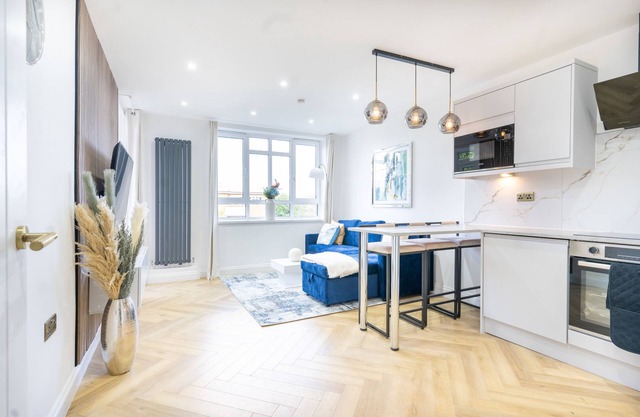 Luxurious And Spacious 4-bed Flat With Balcony