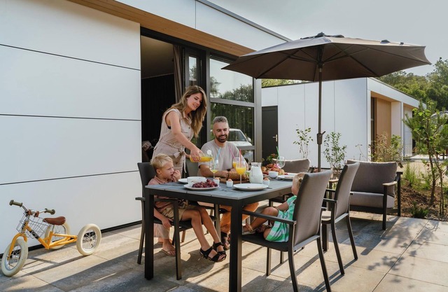 Luxurious and sustainable 4-person holiday villas with high windows, completely gas-free and equipped with solar panels. Enjoy a stylish living room, luxury kitchen, two comfortable bedrooms and a spacious bathroom with rain shower. Including made be