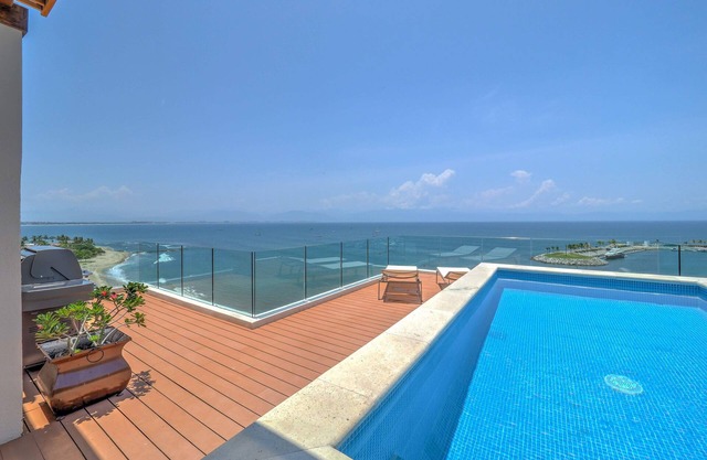 Luxurious beachfront penthouse! Panoramic views, white sand beach, private pool