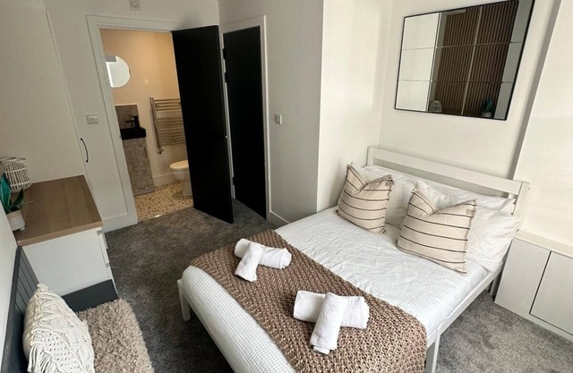 Luxurious Central 5 Double Bedroom Home | 3 Floors