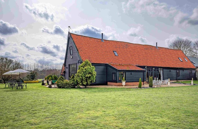 Luxurious Doves Barn with 8 person Hot tub near Needham Market, Suffolk
