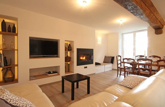 Luxurious Family Cottage with Garden, Terrace, and Lakeside Activities