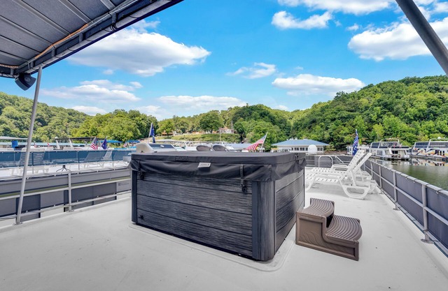 Luxurious Five Bedroom Houseboat Retreat on Center Hill Lake
