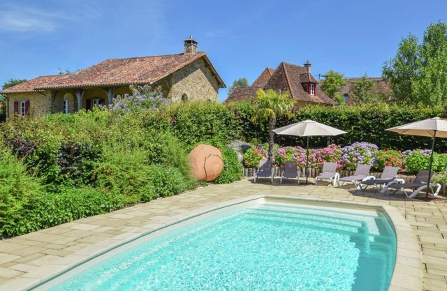 Luxurious villa with separate guest house and a private heated pool