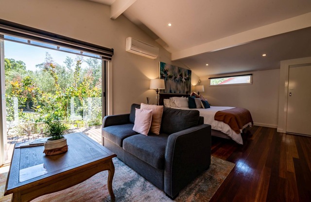 Luxurious Garden Spa Villa located in Steels Creek, Yarra Valley