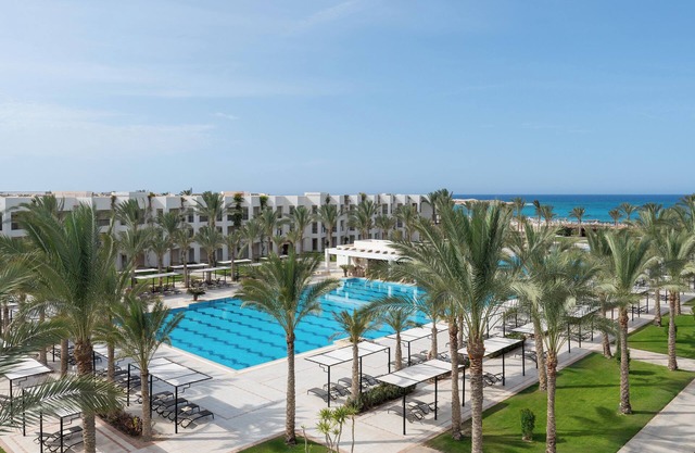 Luxurious Getaway for the Family - with Swimming Pool and Free Breakfast