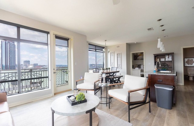 Luxurious large Downtown Top Floor Corner 2 Bed 2 bath - #621