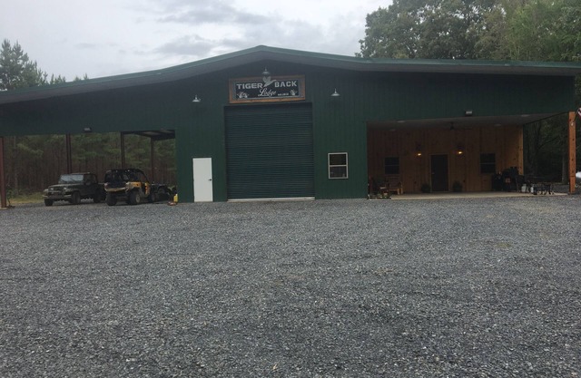 Luxurious lodge located on 640 acre ranch. Perfect solar eclipse viewing