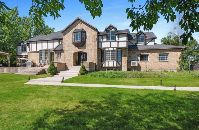 Luxurious Mansion w Orchard & Double Pickleball & Spa