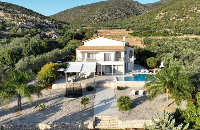 Luxurious Mediterranean Villa with Infinity Swimmingpool and Maximum Privacy