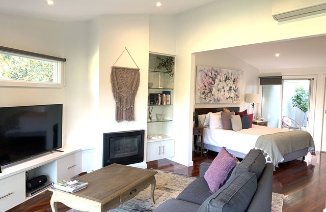 Luxurious open plan villa with panoramic views of the Steels Creek Valley