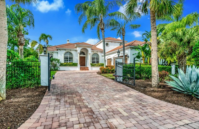 Luxurious Paradise with Tiki Bar and Heated Pool, Just Remodeled!