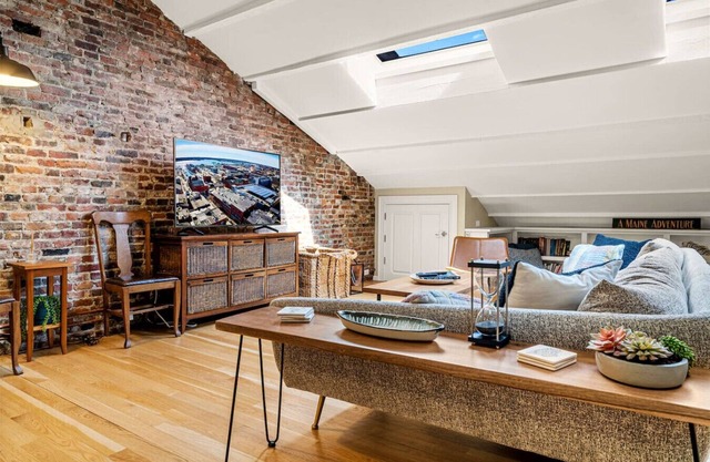 Luxurious Penthouse with Modern Design in Downtown