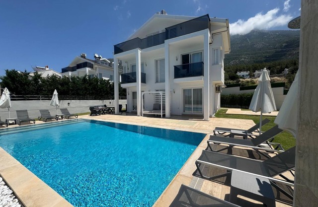 Luxurious Private 4 Bedroom Villa, all en-suite 5 minutes to Oludeniz Beach