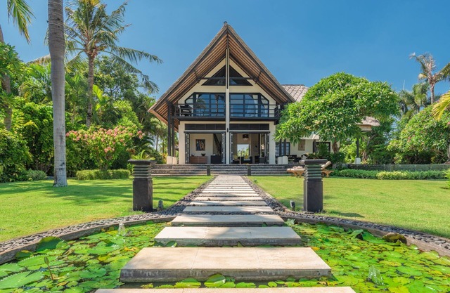 Luxurious, private villa for 6 people, directly on the beach and the sea, Lovina