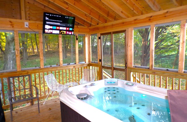 Luxurious Serene Loft Cabin with Hot-Tub in the Heart of the Catskills