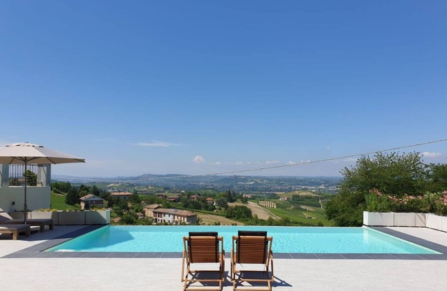 Luxurious, spacious detached country house, splendid views, private pool