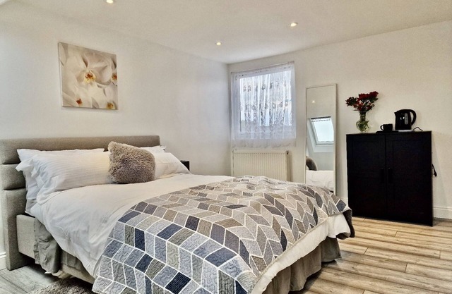 Luxurious, Spacious Loft Room & Private En-suite.