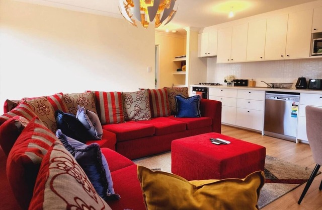 Luxurious & Stylish home - 10 Mins from Freemantle & Fiona S. Hosp & Murdoch Uni