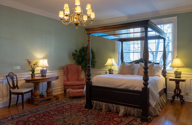 Luxurious Suite w/Garden on Court Square Downtown