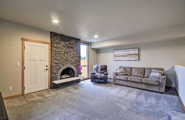 Luxurious Tacoma Retreat with Quartz Countertops!
