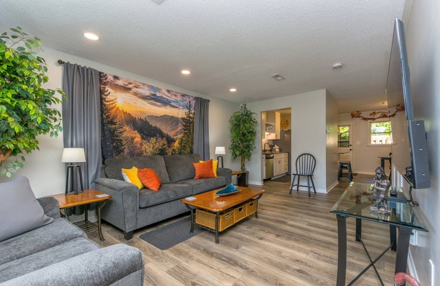 Luxurious Townhome, Peace of Nature, King bed, Extended Stay