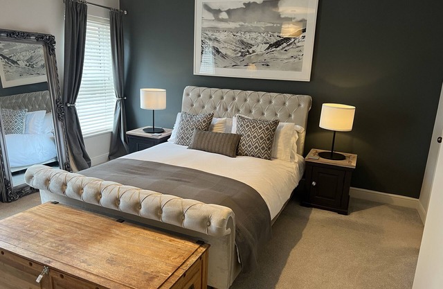Luxurious Victorian villa with parking, sleeps six