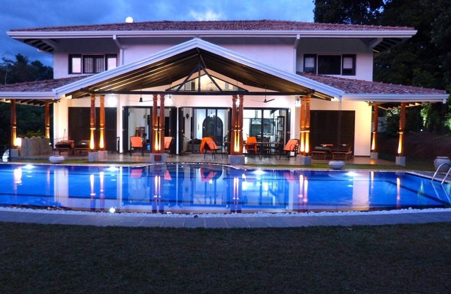Luxurious villa 3 kms from beautiful beaches and restaurants and Galle fort